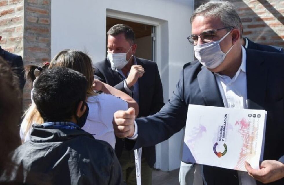 Entregaron netbooks, maquinaria y viviendas en Mutquín y Saujil