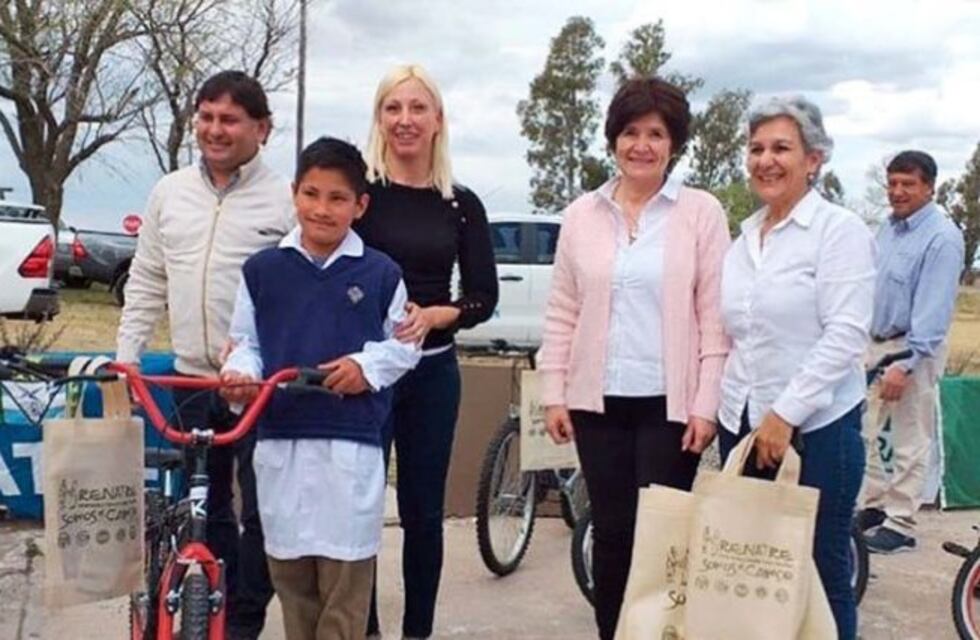 Alumno de una escuela rural pampeana ganó concurso y todos recibieron bicicletas