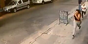 Imegen de los delincuentes huyendo de la agencia de loterias\u002E