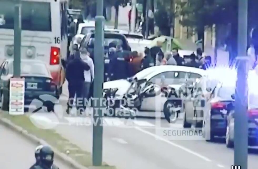 El video del momento en el que un auto embiste a un policía en plena persecución