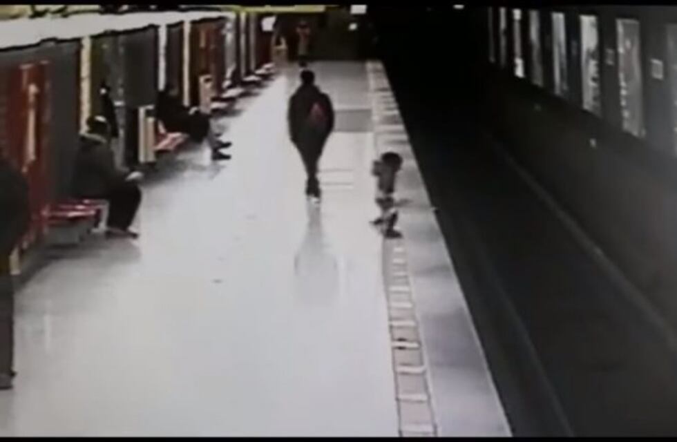 Un joven salvó a un niño que se había caído en la vía del subte