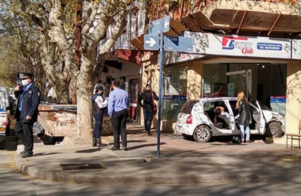 Un Renault Clio chocó y terminó incrustándose en una vidriera