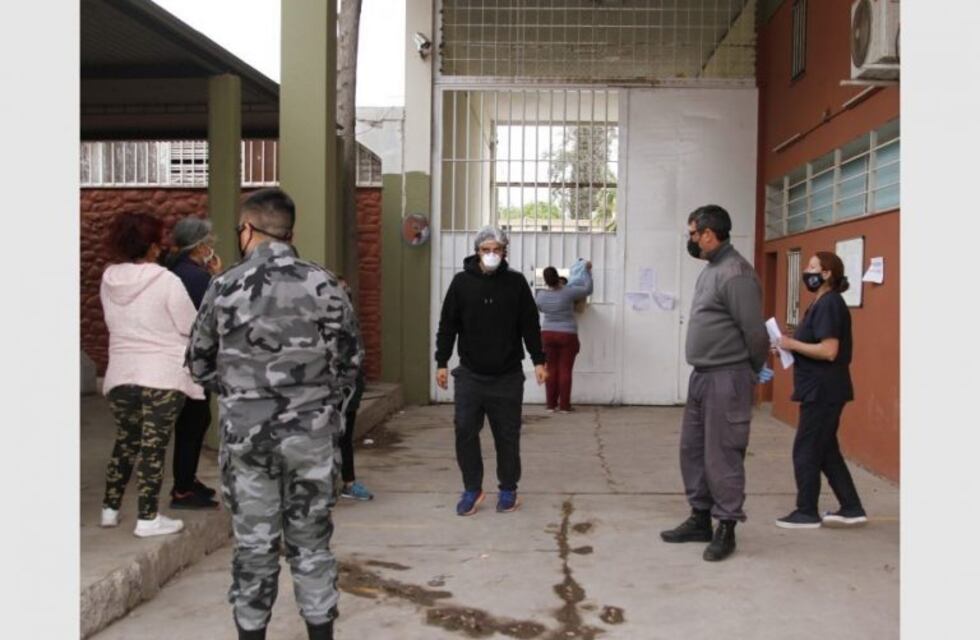 Tensión en el Penal por dos presos que se subieron al techo para pedir visitas