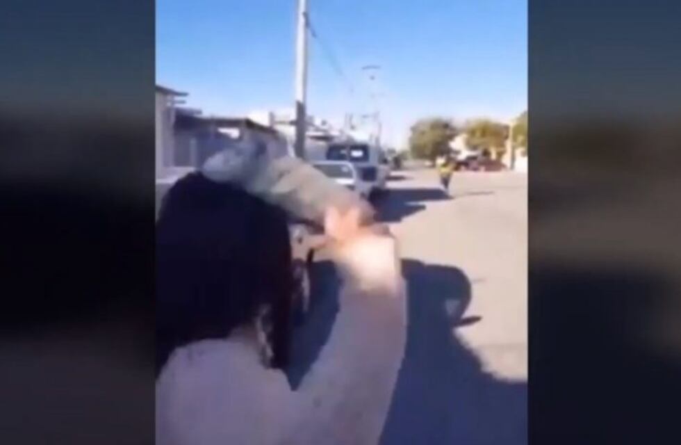 Puntería perfecta: el desopilante video de una madre lanzándole una chancleta a su hija se hizo viral