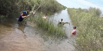Personal de la Comisión Municipal trabaja con el agua hasta la cintura\u002E