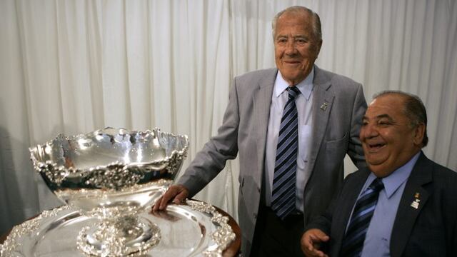 Spain Davis Cup 2009 Draw Tennis - Argentine Tennis Association's president Enrique Morea, left, pose with his Spanish counterpart Pedro Muu00f1oz, right, next to the trophy after the Davis Cup 2009 draw in Madrid on Tuesday, Sept. 23, 2008. Argentina will