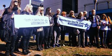 Familiares de víctima de calle Salta 2141 afuera del Centro de Justicia Penal\u002E (@HagarBlauMak)