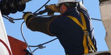 Operario de una empresa de televisión\u002E (Archivo)