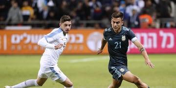 Uruguay's midfielder Federico Valverde fights for the ball with Argentina's forward Paulo Dybala during the friendly football match between Argentina and Uruguay at the Bloomfield stadium in the Israeli coastal city of Tel Aviv on November 18, 2019\u002E (Photo by EMMANUEL DUNAND / AFP)