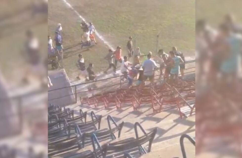 Violencia en el fútbol: jugadores e hinchas agredieron a los árbitros en la final por el ascenso