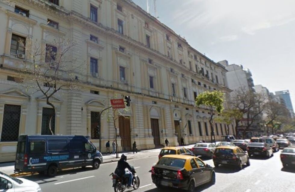 Asaltaron un bar frente al Departamento Central de Policía y le gatillaron dos veces al dueño