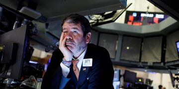 -FOTOGALERÍA: 13 de 13- EPA7357\u002E NUEVA YORK (ESTADOS UNIDOS), 12/03/2020\u002E- El corredor James MacGilvray reacciona con preocupación este jueves mientras monitorea los índices de la Bolsa de Valores de Nueva York (EE\u002EUU)\u002E Los mercados mundiales se desplomaron este jueves en medio del endurecimiento de las medidas para frenar la expansión del coronavirus y el temor que genera el veto a los viajeros de los países con más contagios y las fuertes restricciones como cierres de escuelas y cancelación de eventos\u002E EFE/JUSTIN LANE