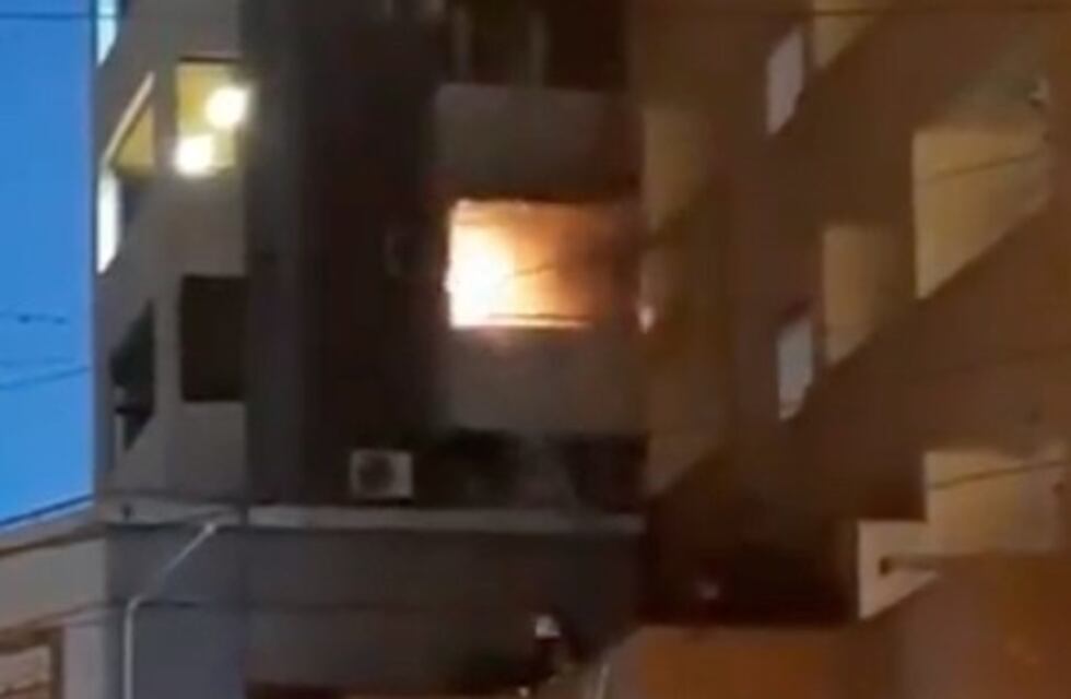 Carlos Paz: un departamento quedó completamente consumido por las llamas de un incendio