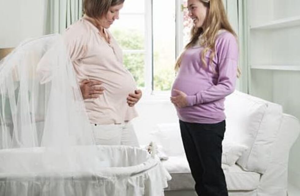 Quiso practicar el poliamor y embarazó a su mujer y a su suegra