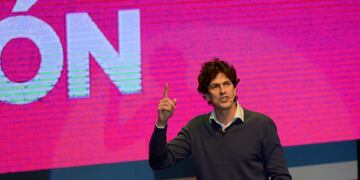 DYN57, BUENOS AIRES 10/08/17, EL PRECANDIDATO A DIPUTADO NACIONAL POR LA CIUDAD DE BUENOS AIRES POR EVOLUCIÓN, MARTÍN LOUSTEAU,ENCABEZA CIERRE DE CAMPAÑA ESTA TARDE EN SAN TELMO\u002EFOTO\u002EDYN/RODOLFO PEZZONI\u002E