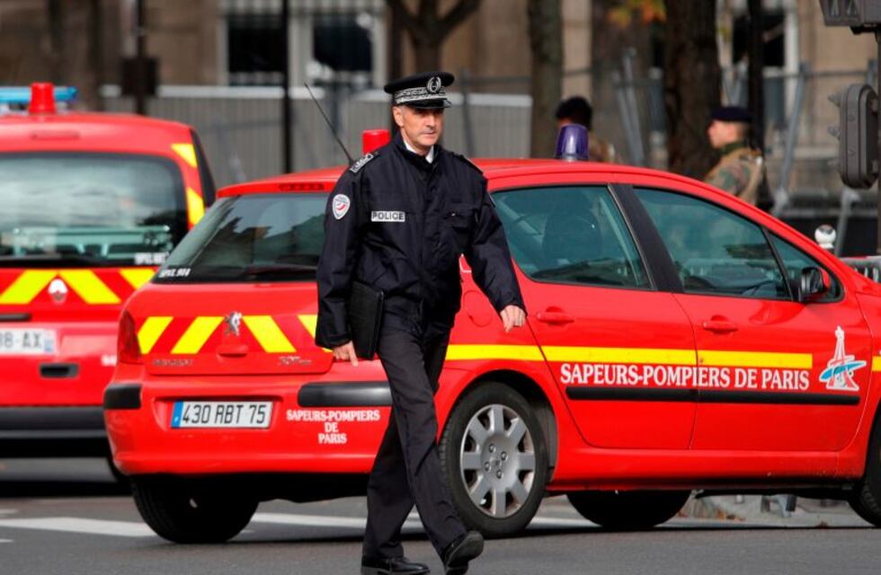La policía registra la casa del hombre que mató a cuatro policías en París