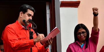 Venezuela's President Nicolas Maduro (L), next to Venezuelan Vice-president Delcy Rodriguez signs a document through which his government breaks off diplomatic ties with the United States, during a gathering in Caracas on January 23, 2019\u002E - Venezuela President Nicolas Maduro announced on Wednesday he was breaking off diplomatic ties with the United States after counterpart Donald Trump acknowledged opposition leader Juan Guaido as the South American country's \
