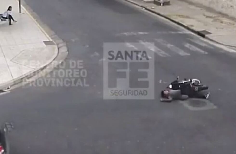 Tremendo choque de una motociclista embarazada contra un auto