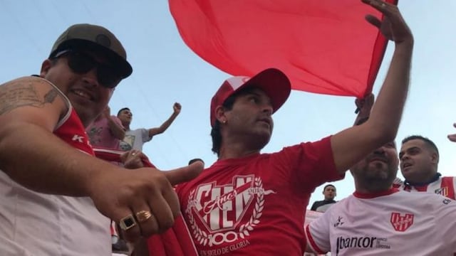 El Tano Renato Riggio convirtió el gol del ascenso en 2004. Y también fue a la popular como hincha (La Voz).