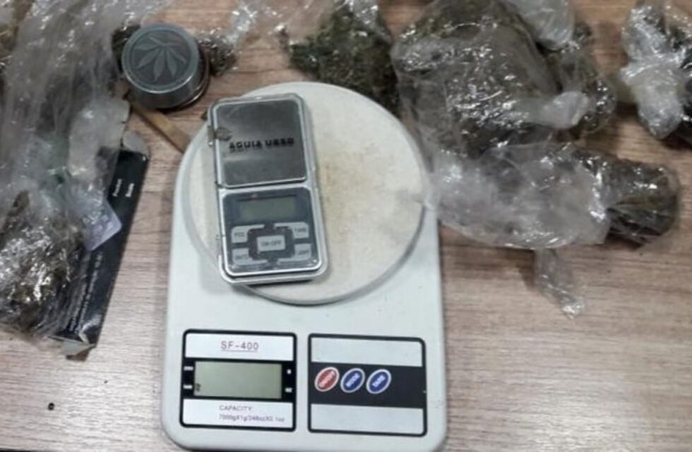 Viajaban con 1 kilo de marihuana, los paró la Caminera, quisieron coimearlos, terminaron presos