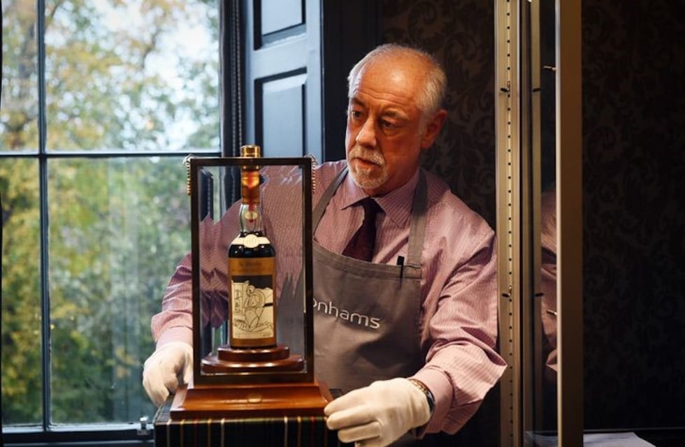Pagan más de un millón de dólares por una botella de whisky