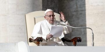 EPA4821\u002E CIUDAD DEL VATICANO (VATICANO), 14/11/2018\u002E- El papa Francisco pronuncia un discurso durante su audiencia general celebrada en la Plaza de San Pedro en el Vaticano, hoy, 14 de noviembre de 2018\u002E El papa Francisco afirmó hoy que los \