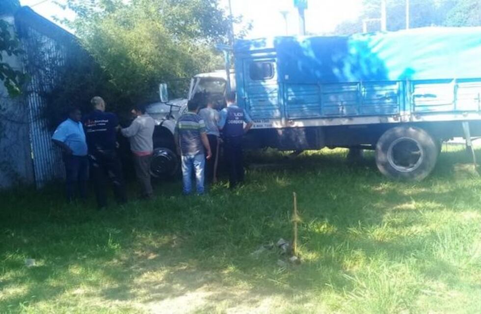 Video: camión sin frenos cruzó campos a contramano y chocó