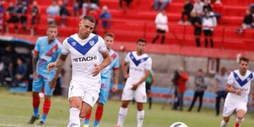Mauro Zárate abrió el marcador para Vélez ante Arsenal desde los doce pasos\u002E