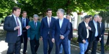 clarin.com DYN10, BUENOS AIRES, 15/11/2016, EL PRESIDENTE MAURICIO MACRI ESTA MAu00d1ANA EN LA RESIDENCIA DE OLIVOS, DONDE RECIBIu00d3 A UN GRUPO DE GOBERNADORES JUNTO AL MINISTRO DE INTERIOR, OBRAS Pu00daBLICAS Y VIVIENDA, ROGELIO FRIGERIO. FOTO:DYN/PRESIDENCIA. bue
