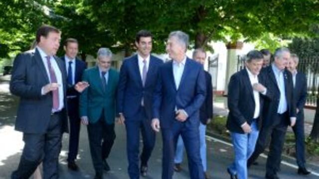 clarin.com DYN10, BUENOS AIRES, 15/11/2016, EL PRESIDENTE MAURICIO MACRI ESTA MAu00d1ANA EN LA RESIDENCIA DE OLIVOS, DONDE RECIBIu00d3 A UN GRUPO DE GOBERNADORES JUNTO AL MINISTRO DE INTERIOR, OBRAS Pu00daBLICAS Y VIVIENDA, ROGELIO FRIGERIO. FOTO:DYN/PRESIDENCIA. bue