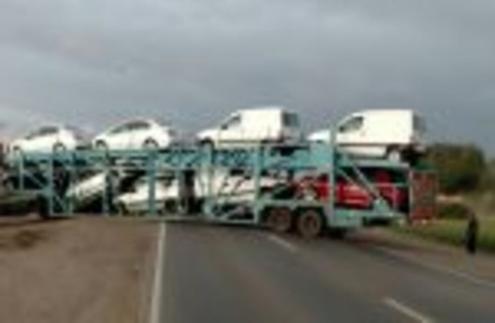 Transporte se quedó dos horas atascado, atravesado en la ruta A005. Debieron desviar el tránsito por la colectora, en mal estado