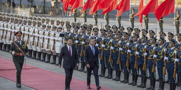 PEK19 PEKu00cdN (CHINA) 17/05/2017.- El presidente argentino, Mauricio Macri (c), pasa revista a la guardia de honor acompau00f1ado por su homu00f3logo chino, Xi Jinping (2u00ba izq), durante la ceremonia de bienvenida en el Gran Palacio del Pueblo en Peku00edn (China) hoy, 17 de mayo de 2017. EFE/Roman Pilipey