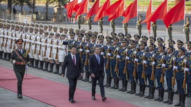 PEK19 PEKu00cdN (CHINA) 17/05/2017.- El presidente argentino, Mauricio Macri (c), pasa revista a la guardia de honor acompau00f1ado por su homu00f3logo chino, Xi Jinping (2u00ba izq), durante la ceremonia de bienvenida en el Gran Palacio del Pueblo en Peku00edn (China) hoy, 17 de mayo de 2017. EFE/Roman Pilipey