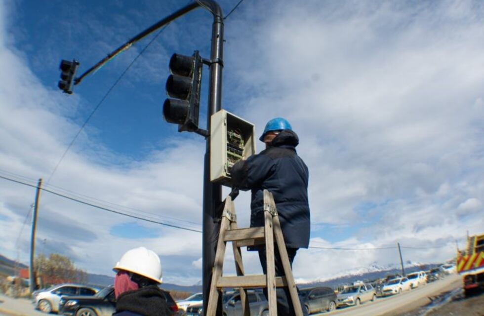 Continúa la renovación de semáforos en Ushuaia
