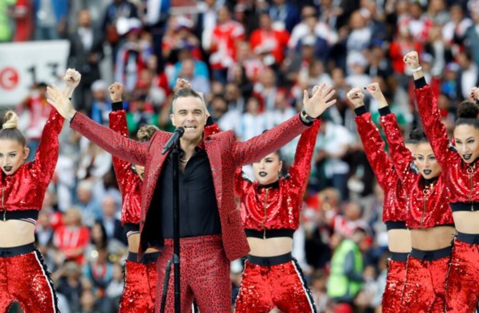 El polémico gesto de Robbie Williams durante la inauguración de Rusia 2018