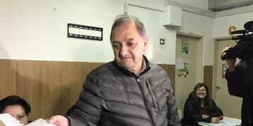 Carlos Linares votó en la escuela 105 del barrio Roca de Comodoro\u002E