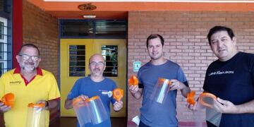 Profesores de la EPET N° 44 de San Antonio con los protectores que donaron a agentes de salud\u002E (Gentileza profesor Rafael Golemba)