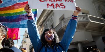 AME9839\u002E BUENOS AIRES (ARGENTINA), 25/11/2019\u002E- Una mujer sostiene un cartel en una marcha con motivo del Día Internacional de la Eliminación de la Violencia contra la Mujer este lunes en Buenos Aires (Argentina)\u002E Las organizaciones feministas en Argentina convocaron una marcha en la que revindicarán más medidas para la lucha contra la violencia machista, así como la legalización del aborto, ilegal en el país\u002E EFE/Juan Ignacio Roncoroni