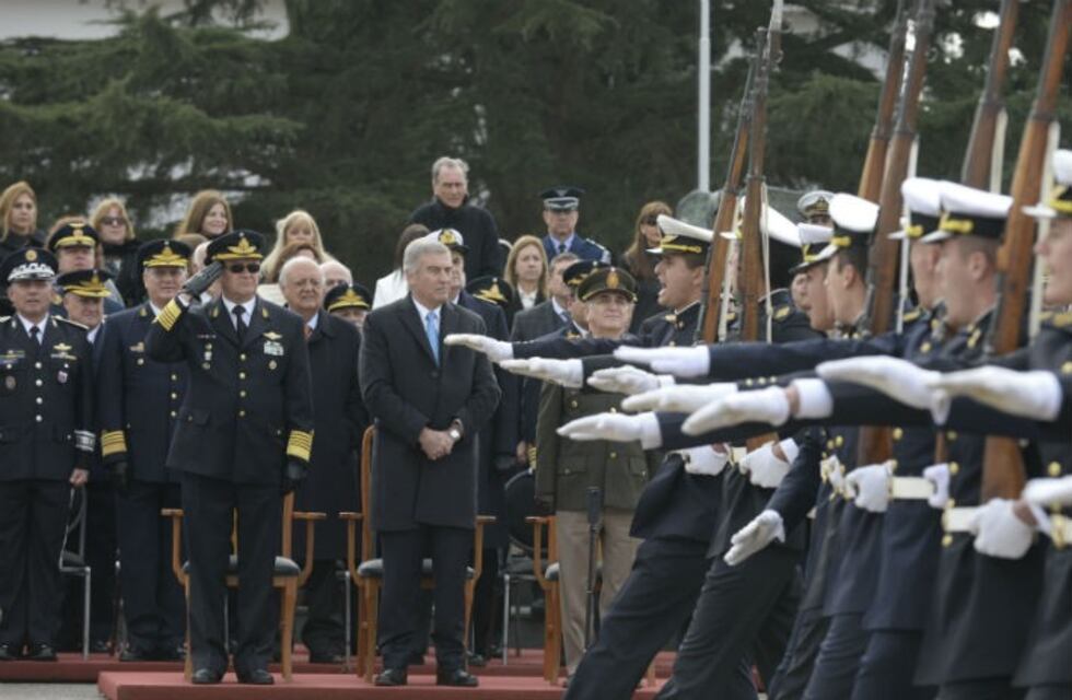 Opinión: ¿Qué hacer con nuestras Fuerzas Armadas y de seguridad?