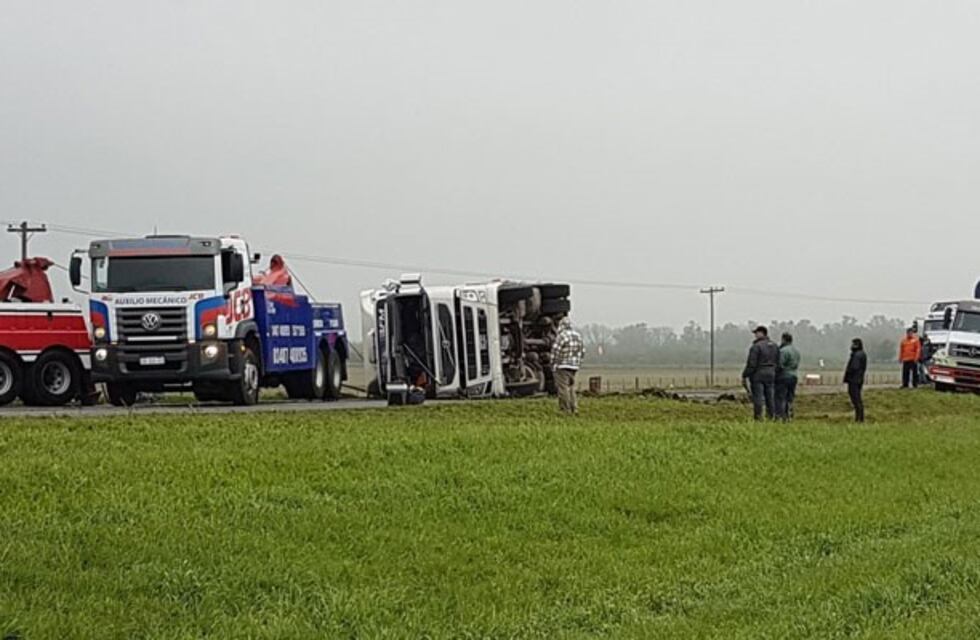 Cortaron la autopista hacia Buenos Aires por el vuelco de un camión