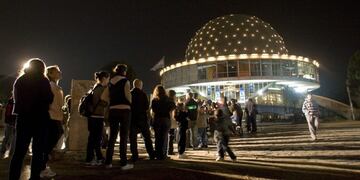 People line up to observe Jupiter from a planetarium in Buenos Aires, August 14, 2009. Jupiter is currently in opposition to the Sun and is easiest to spot at night.  REUTERS/Enrique Marcarian (ARGENTINA SOCIETY SCI TECH)rnDurante toda la noche, el hemisferio Sur seru00e1 el lugar indicado para observar a Ju00fapiter, el planeta mu00e1s grande del Sistema Solar, que brillaru00e1 hoy en su mu00e1ximo acercamiento a la Tierra, a unos 602 millones de kilu00f3metros. rnEl espectu00e1culo celeste tan cercano, que no se daba desde hace diez au00f1os, se podru00e1 observar a simple vista, dada la intensa luminosidad del gigante gaseoso iluminado por el Sol. rn buenos aires  planetario colas para ver a jupiter observacion acercamiento planeta jupiter