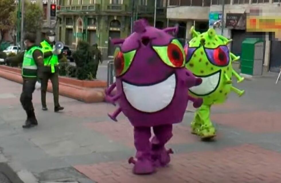 En Bolivia e India: Policías se disfrazan para visibilizar el coronavirus entre los ciudadanos