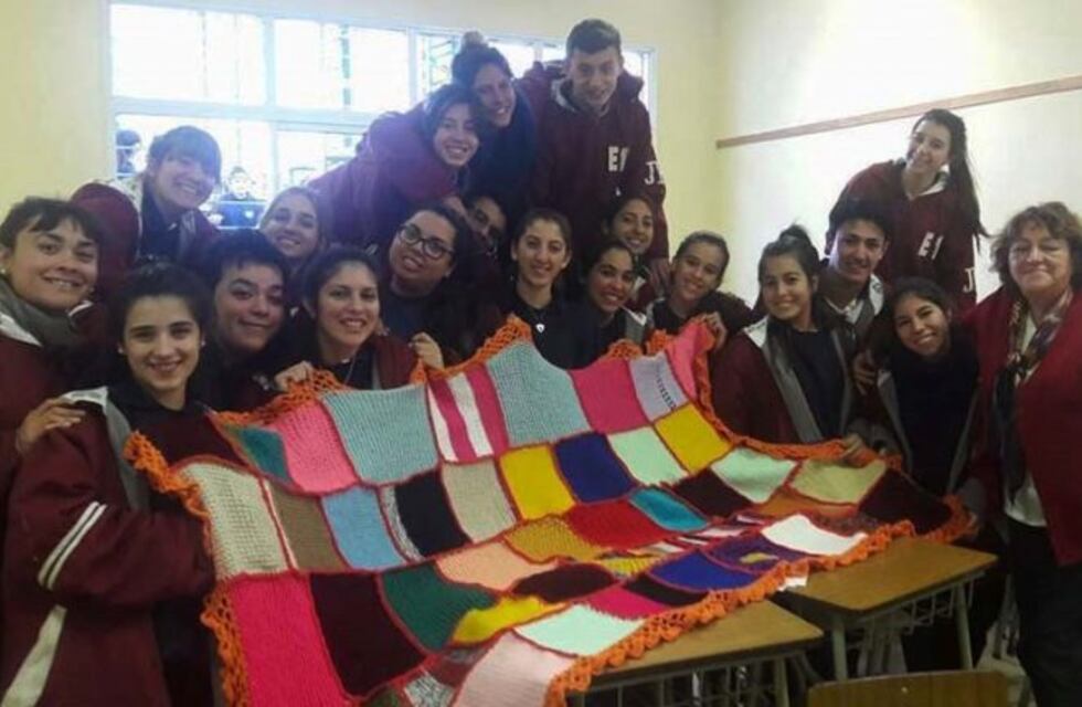 ¡Manos solidarias! Alumnos del Jean Piaget tejen mantas y bufandas para donar a La Casita de Don Orione