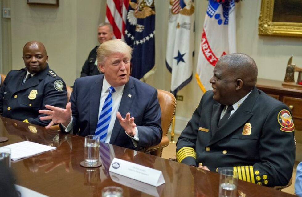 Trump dijo que dio "total autorización" para lanzar la "Madre de todas las bombas"