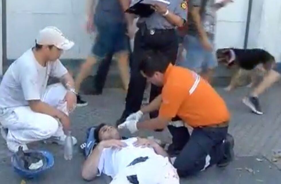 Chocó a un ciclista en pleno centro y se dio a la fuga