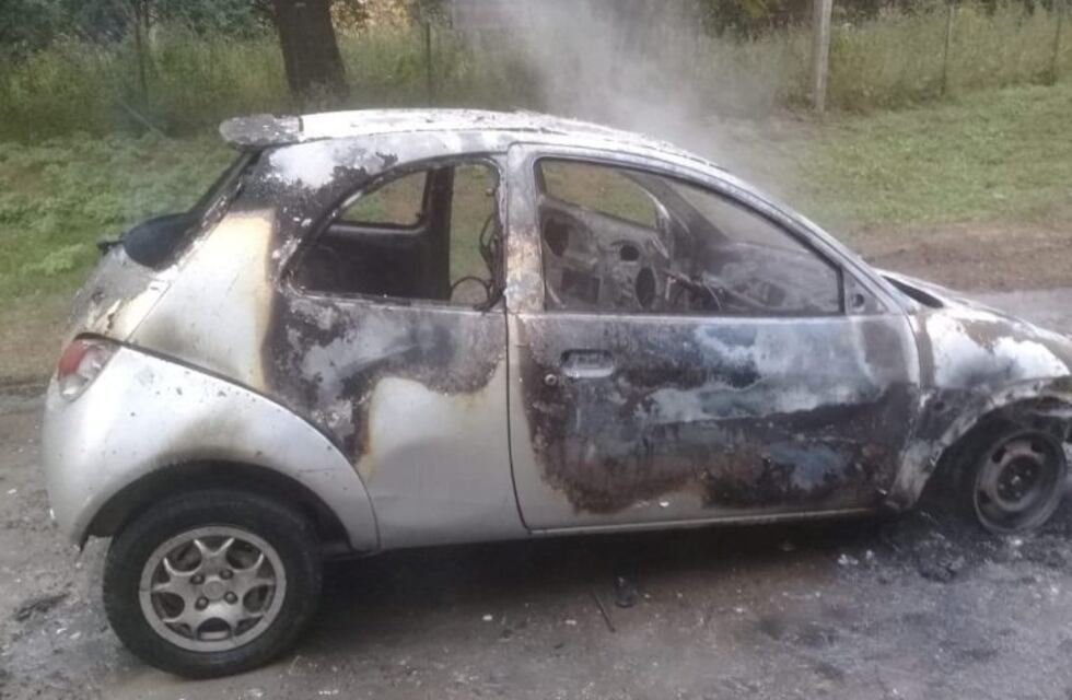 Falda del Carmen: conducía su vehículo y se le incendió por completo
