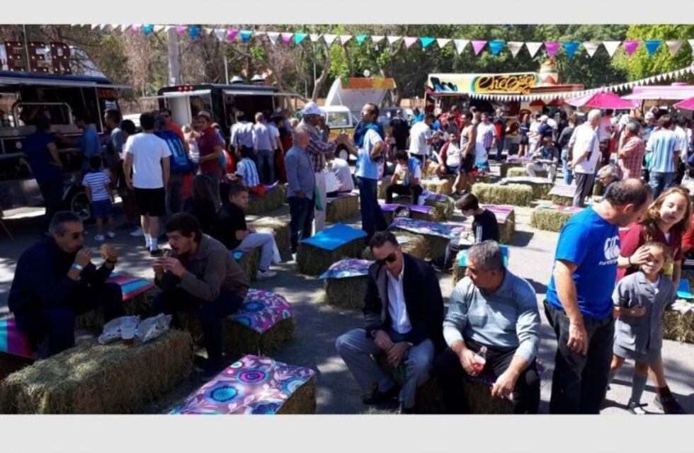 Música y cerveza artesanal, en la puerta del estadio Cantoni