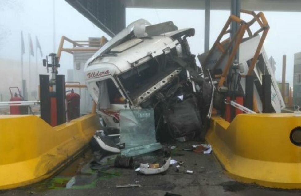 Camión chocó una cabina de peaje y un vehículo en la autopista a Santa Fe: hay varios heridos