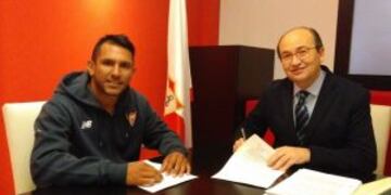 El volante de Rosario Central, Walter Montoya, firmu00f3 su contrato para convertirse en jugador del Sevilla.