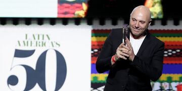 El chef Germán Martitegui, del restaurante Tegui, celebra su premio al mejor restaurante de Argentina, durante la premiación de los 50 Mejores Restaurantes de Latinoamérica\u002E